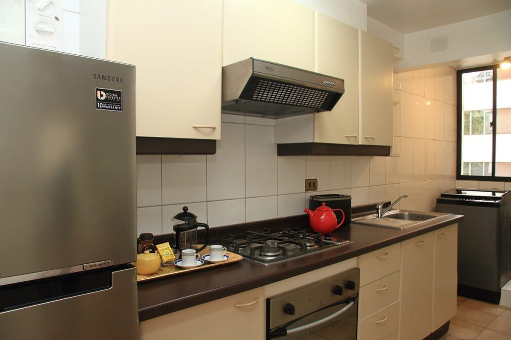 En Helvecia Apart Hotel ofrecemos departamentos equipados en Santiago, ubicados en lo mejor de Las Condes. Espacios amoblados, cómodos y funcionales, ideales para turismo, trabajo o largas estadías. Disfruta excelente ubicación, internet y estacionamiento gratis, servicio de limpieza y precios convenientes, con la autonomía de un departamento y el respaldo de un apart hotel.